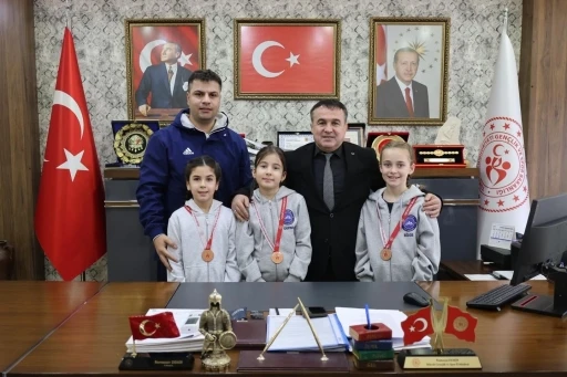 Dereceye giren minik y&uuml;z&uuml;c&uuml;lerden Bilecik&rsquo;e gurur
