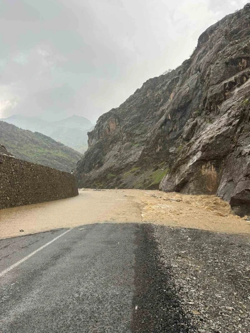 Derecik-Şemdinli kara yolu 2 g&uuml;nd&uuml;r kapalı

