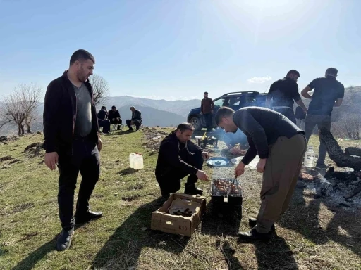 Derecik&rsquo;te sıcak havayı g&ouml;ren vatandaşlar piknik alanlarına akın etti
