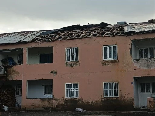 Derecik’te şiddetli fırtına büyük hasara yol açtı
