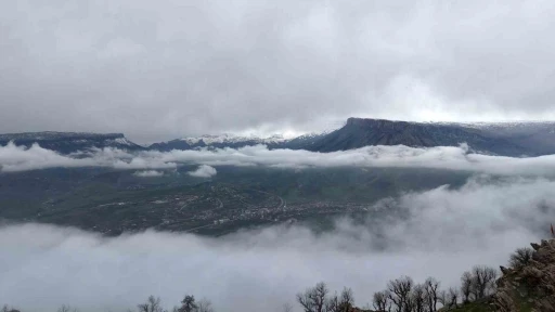 Derecik&rsquo;te sisli manzara mest etti

