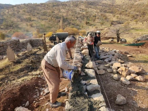 Derecik&rsquo;te vefa &ouml;rneği: Şehit mezarlıkları yeniden yapıldı
