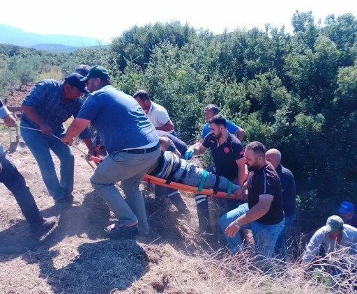 Dereye devrilen trakt&ouml;r&uuml;n s&uuml;r&uuml;c&uuml;s&uuml; hayatını kaybetti
