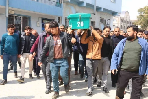 Dereye d&uuml;şerek can veren evladını defneden acılı baba: "En son baktığımda dere kenarında terliği vardı"
