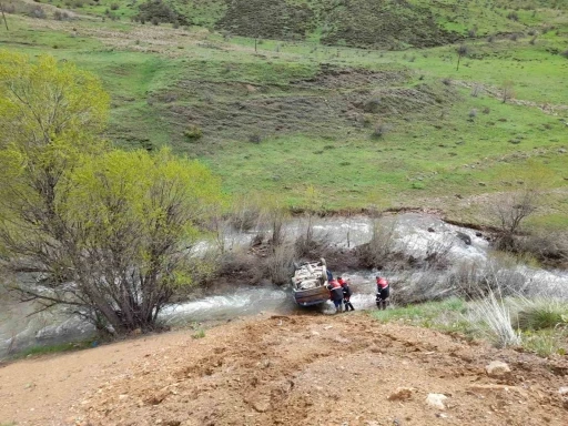 Dereye u&ccedil;an ara&ccedil;taki 5 kişi yaralandı
