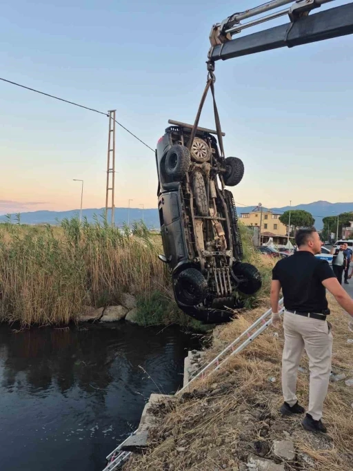 Dereye u&ccedil;an arazi taşıtındaki 2 gen&ccedil; hayatını kaybetti, 1 yaralı
