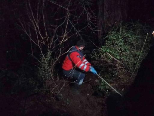 Dereye u&ccedil;an operat&ouml;r&uuml; kurtaran 4 itfaiye personeli, oksijen zehirlenmesi yaşadı
