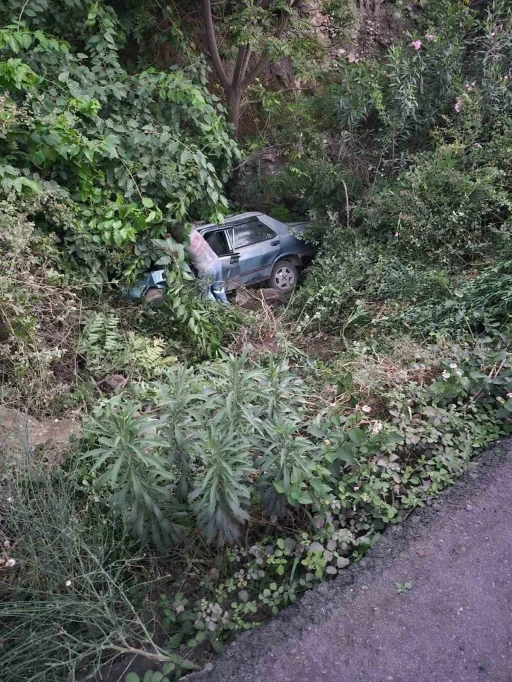 Dereye u&ccedil;an Tofaş&rsquo;ın s&uuml;r&uuml;c&uuml;s&uuml; yaralandı
