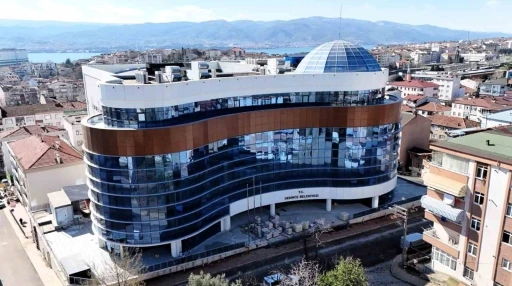 Derince&rsquo;nin yeni hizmet binasında son r&ouml;tuşlar yapılıyor
