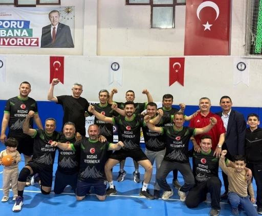 Derinkuyu hem g&ouml;n&uuml;lleri hem kupayı kazandı
