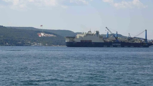 Dev boru d&ouml;şeme gemisi &rsquo;Castorone&rsquo; &Ccedil;anakkale Boğazı&rsquo;ndan ge&ccedil;ti
