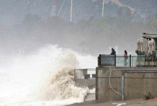Dev dalgalar sahili d&ouml;vd&uuml;: Martılar balık, define avcıları kıymetli eşya aradı
