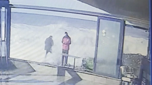 Dev dalgaları g&ouml;r&uuml;nt&uuml;lemek isterken az kalsın dalgalara kapılıyordu
