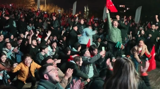 Dev ekrandaki bitiş d&uuml;d&uuml;ğ&uuml;yle Antalya&rsquo;da bayram havası esti

