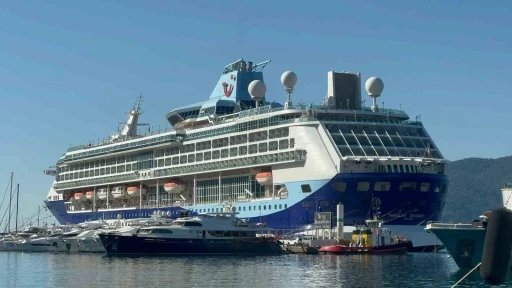 Dev gemi 2 bin500 yolcusu ile Marmaris Limanı&rsquo;na demirledi
