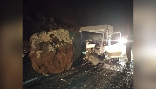 Dev kaya yoldan geçen araçların üzerine düştü