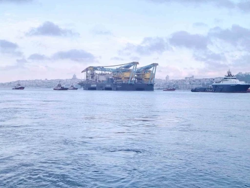 Dev vin&ccedil; gemisi &rsquo;Saipem 7000&rsquo; İstanbul Boğazı&rsquo;ndan ge&ccedil;iyor
