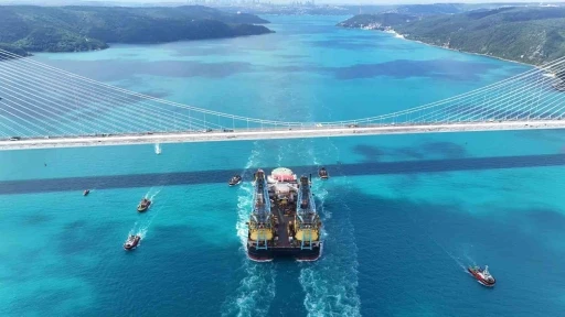 Dev vin&ccedil; gemisi &rsquo;Saipem 7000&rsquo; İstanbul Boğazı&rsquo;ndan ge&ccedil;ti
