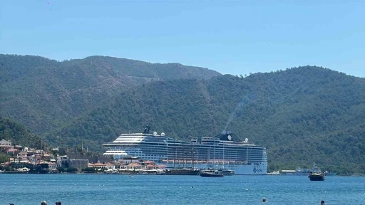 Dev yolcu gemisi Marmaris&rsquo;e 5 bin yolcu ve m&uuml;rettebatıyla demir attı
