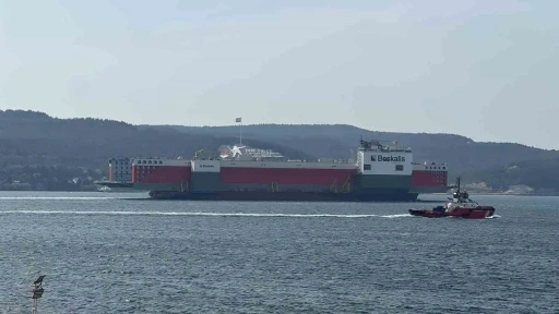 Dev Yüzer Havuz Çanakkale Boğazı’ndan geçti
