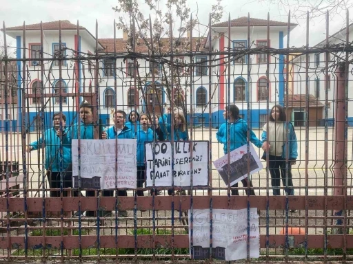 Devir kararı verilen Mimar Kemal Ortaokulu &ouml;ğrenci ve velilerinden tepki
