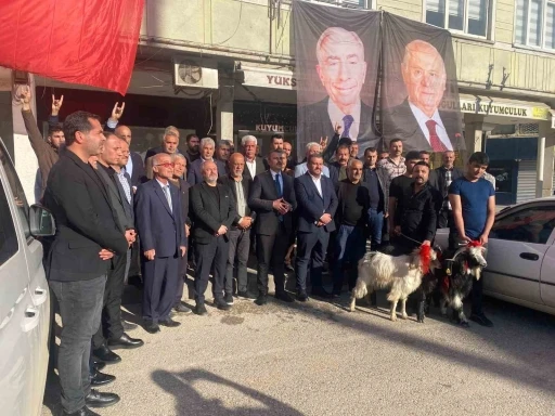 Devlet Bahçeli’nin sağlığına kavuşmasının ardından adak koç kesildi, tatlı ikram edildi

