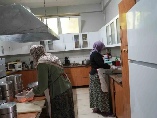 Devlet destekledi, anne ve kızı azimle başardı: 11 yıldır k&ouml;ydeki restoranda damakları şenlendiriyorlar
