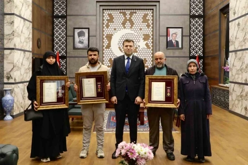 Devlet &Ouml;v&uuml;n&ccedil; Madalyaları şehit aileleri ve gaziye takdim edildi
