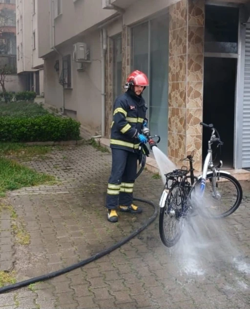 Devrek&rsquo;te garaja park edilen elektrikli bisiklet yandı
