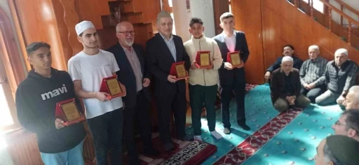 Devrek’te İlçe müftüsü ve hafız öğrencilere teşekkür plaketi takdim edildi
