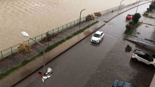 Devrek&rsquo;te misket b&uuml;y&uuml;kl&uuml;ğ&uuml;nde dolu yağdı
