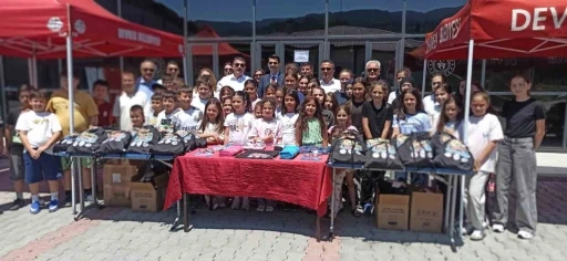 Devrek&rsquo;te &ouml;ğrencilere havuz malzemeleri hediye edildi
