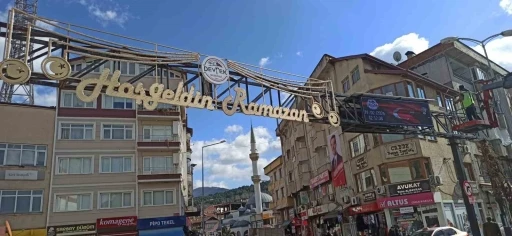 Devrek&rsquo;te Ramazan ayının s&uuml;slemelerinden olan mahyalar yandı

