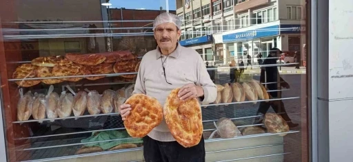 Devrek&rsquo;te Ramazan pidesi vatandaşların t&uuml;ketimine sunulmaya başlandı
