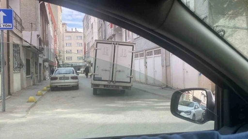 Devrilecekmiş gibi gözüken kamyon tedirginlik oluşturdu
