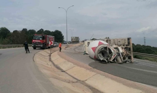 Devrilen beton mikserinin s&uuml;r&uuml;c&uuml;s&uuml; yaralandı
