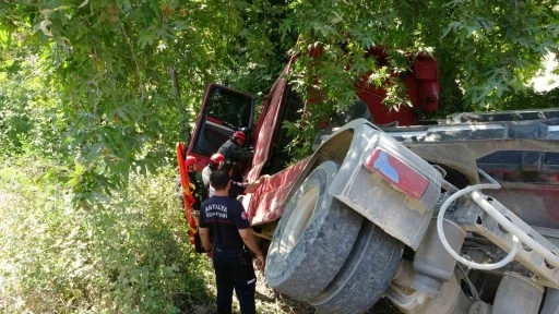 Devrilen &ccedil;ekici &ccedil;ınar ağacına takıldı s&uuml;r&uuml;c&uuml; ara&ccedil; i&ccedil;inde sıkıştı
