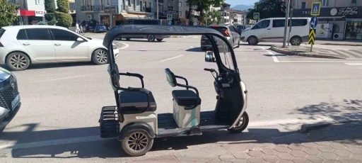 Devrilen elektrikli motosikletteki 3 kişi yaralandı
