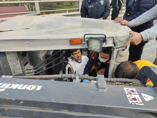 Devrilen forkliftin altında kalan işçi yaralandı
