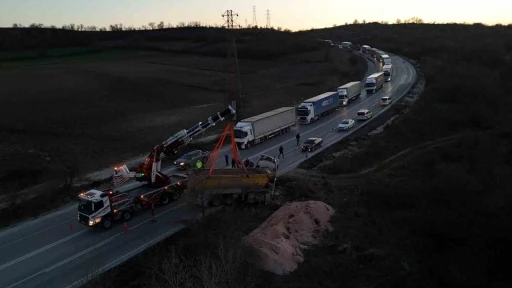Devrilen hafriyat kamyonu uluslararası yolda trafiği fel&ccedil; etti
