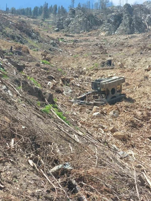 Devrilen iş makinesinin altında kalan operat&ouml;r hayatını kaybetti
