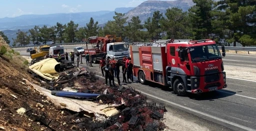 Devrilen kamyon hurdaya d&ouml;nd&uuml;, sıkışan s&uuml;r&uuml;c&uuml; kurtarıldı
