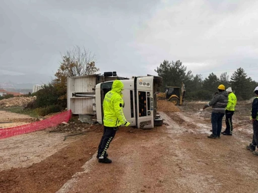 Devrilen kamyonda sıkışan s&uuml;r&uuml;c&uuml;s&uuml; yaralandı
