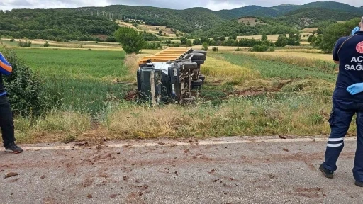 Devrilen kamyonun sürücüsü hayatını kaybetti
