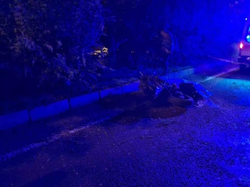 Devrilen motosiklet s&uuml;r&uuml;c&uuml;s&uuml; &ouml;ld&uuml;
