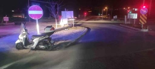 Devrilen motosikletin s&uuml;r&uuml;c&uuml;s&uuml; ambulansta tedavi edildi
