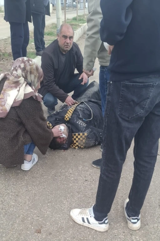Devrilen motosikletin s&uuml;r&uuml;c&uuml;s&uuml; yaralandı
