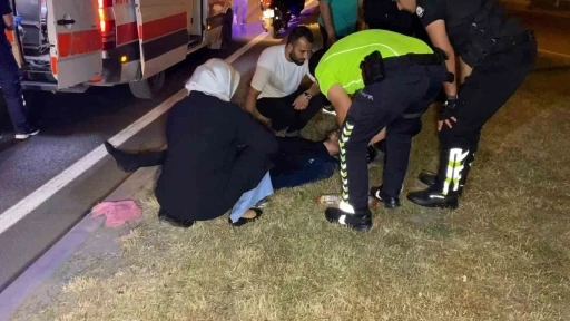 Devrilen motosikletten d&uuml;şen gen&ccedil; yaralandı, annesi yanından ayrılmadı
