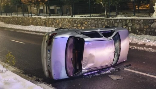 Devrilen otomobilde 1 kişi yaralandı
