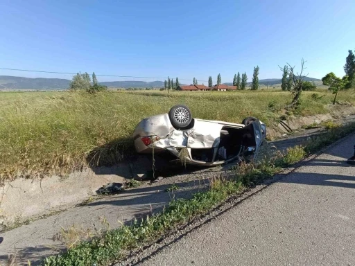 Devrilen otomobilde bir kişi &ouml;ld&uuml;, 3 kişi yaralandı
